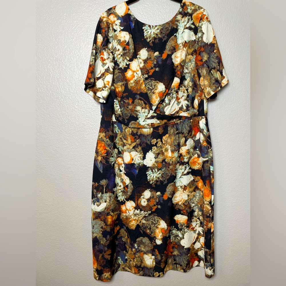 Floral, short-sleeved Dress with flattering draping at the waist